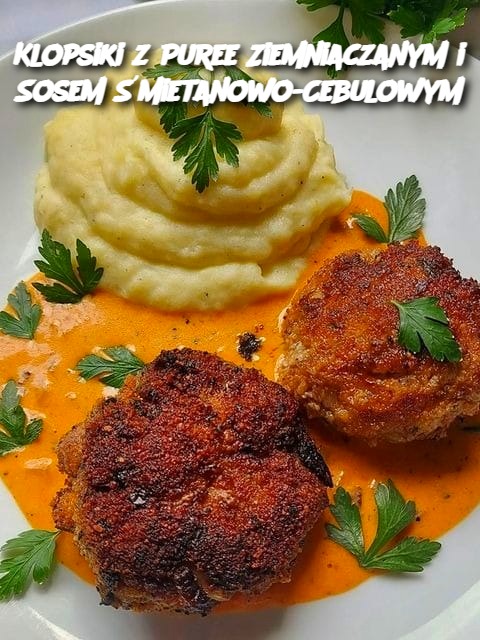 Klopsiki z Puree Ziemniaczanym i Sosem Śmietanowo-Cebulowym