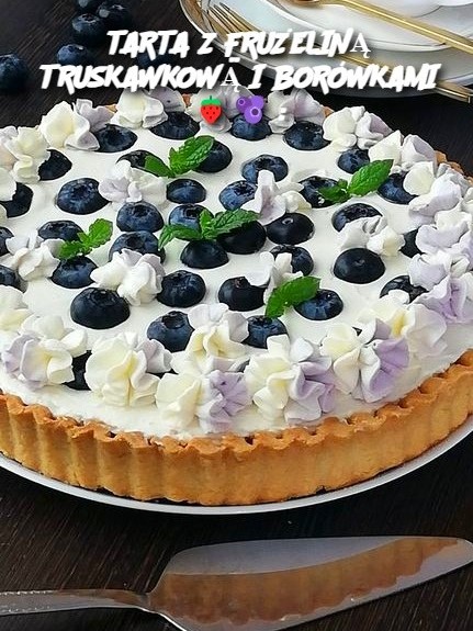 TARTA Z FRUŻELINĄ TRUSKAWKOWĄ I BORÓWKAMI