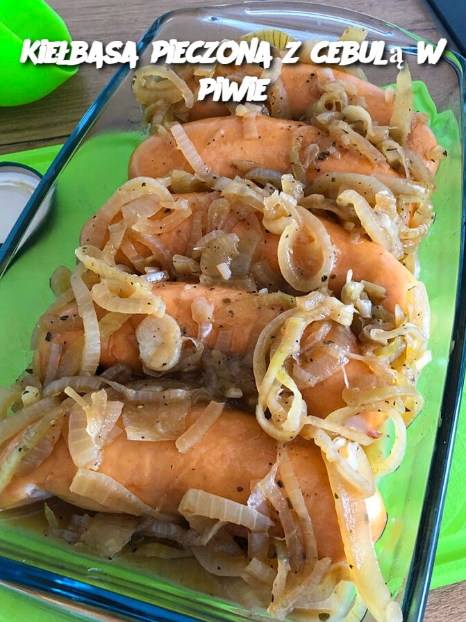 Kiełbasa pieczona z cebulą w piwie
