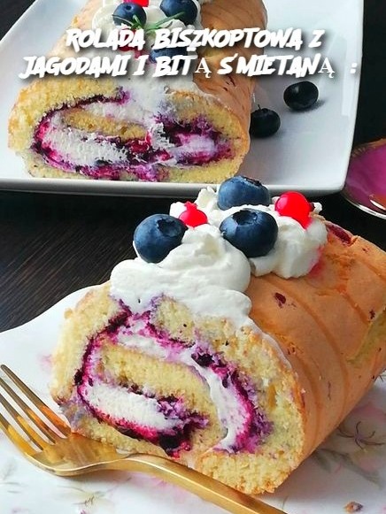 ROLADA BISZKOPTOWA Z JAGODAMI I BITĄ ŚMIETANĄ