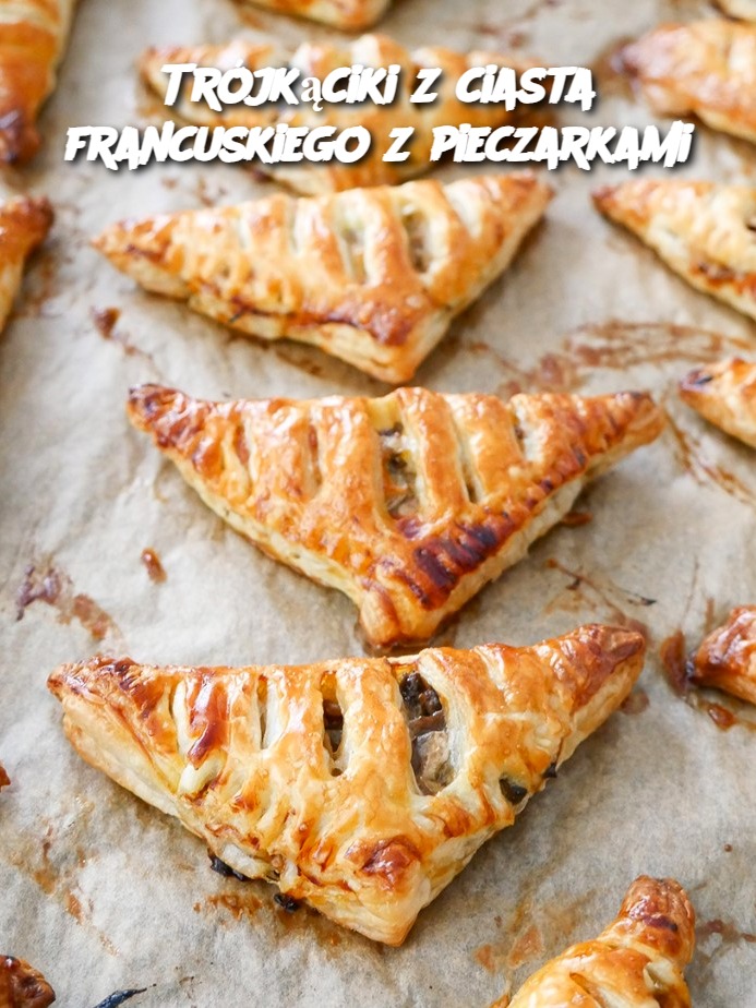 Trójkąciki z ciasta francuskiego z pieczarkami