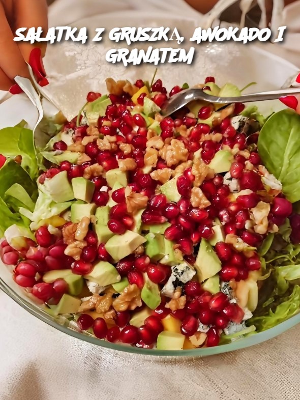 SAŁATKA Z GRUSZKĄ, AWOKADO I GRANATEM