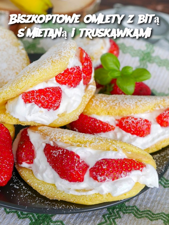 Biszkoptowe omlety z bitą śmietaną i truskawkami