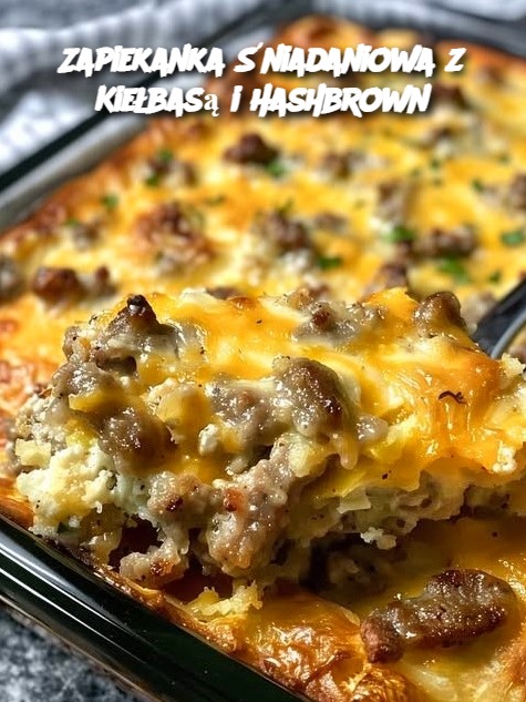 Zapiekanka Śniadaniowa z Kiełbasą i Hashbrown