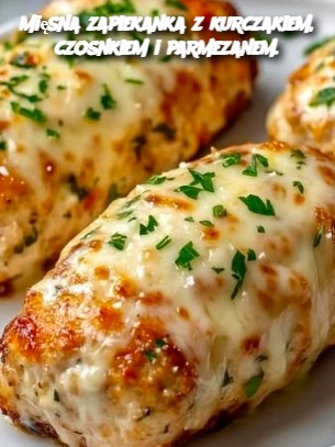Mięsna zapiekanka z kurczakiem, czosnkiem i parmezanem.