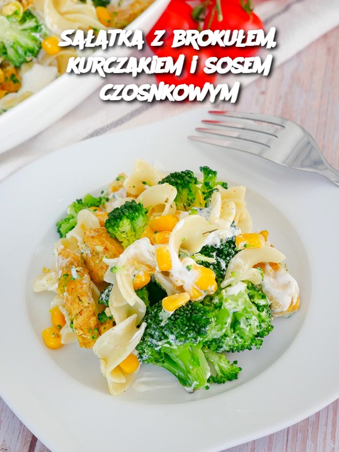 Sałatka z brokułem, kurczakiem i sosem czosnkowym