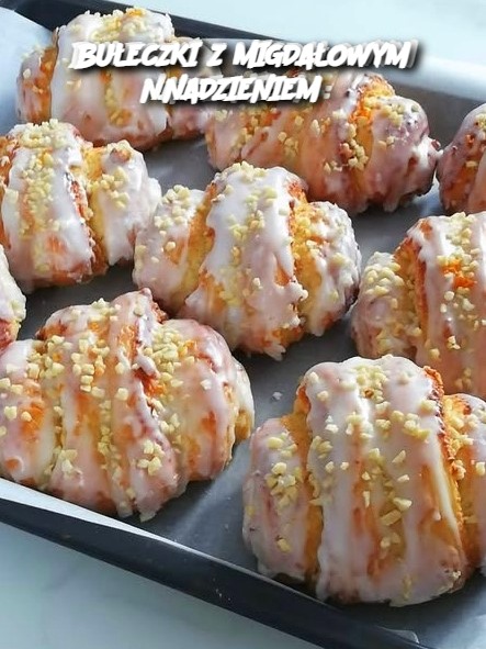 BUŁECZKI Z MIGDAŁOWYM NADZIENIEM