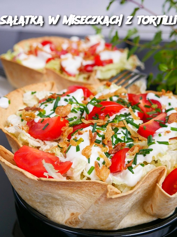Sałatka w miseczkach z tortilli